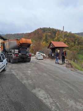 Skoraj 1 km od Sidraža do Kamniške meje v celoti obnovljena cesta z upornimi zidovi