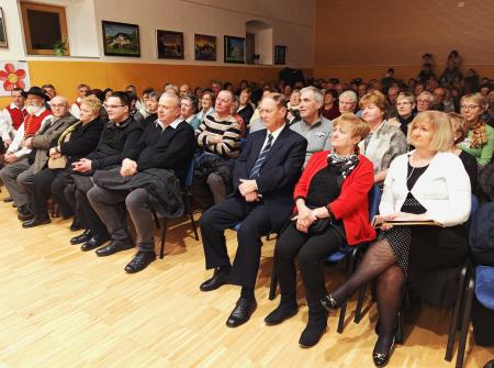 Obiskovalci so do zadnjega kotička napolnili župnijsko dvorano v Cerkljah