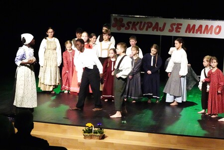 Otroška folklorna skupina OŠ Davorina Jenka Cerklje se je predstavila s spletom plesov_1