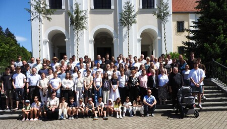 Pet generacij Pekovega rodu na stopnišču pred župnijsko cerkvijo v Adergasu 